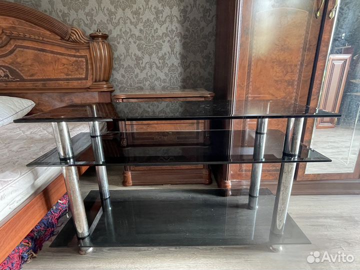 Стеклянная подставка под телевизор