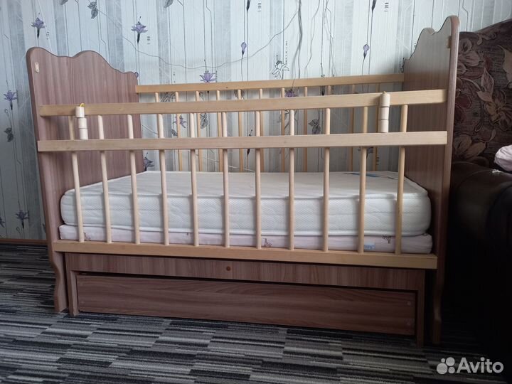 Детская кровать и 2 матраса