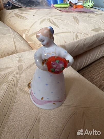 Статуэтка фарфоровая девушка с чайником и кошкой