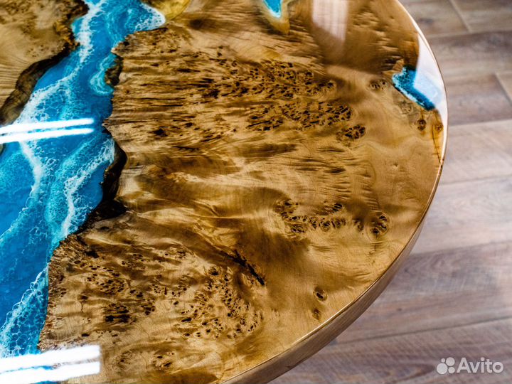 Стол из капового тополя и эпоксидной смолы