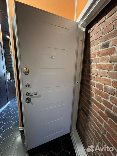 Дверь входная в квартиру