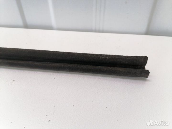 Уплотнитель (бархотка ) передний правый Toyota