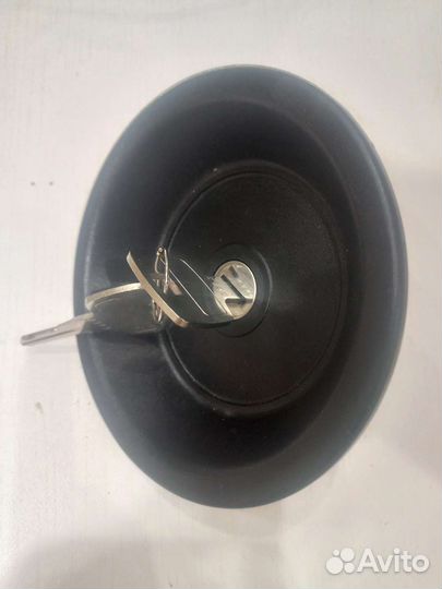 Крышка топливного бака с ключами на Peugeot