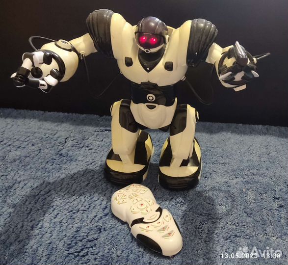Робот WowWee robosapien на пульте управления
