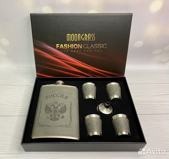 Фляжка со стопками