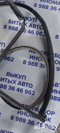 Уплотнитель двери передняя левая на Dodge Caravan