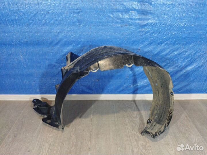 Подкрылок передний левый Toyota Hilux 8 2015