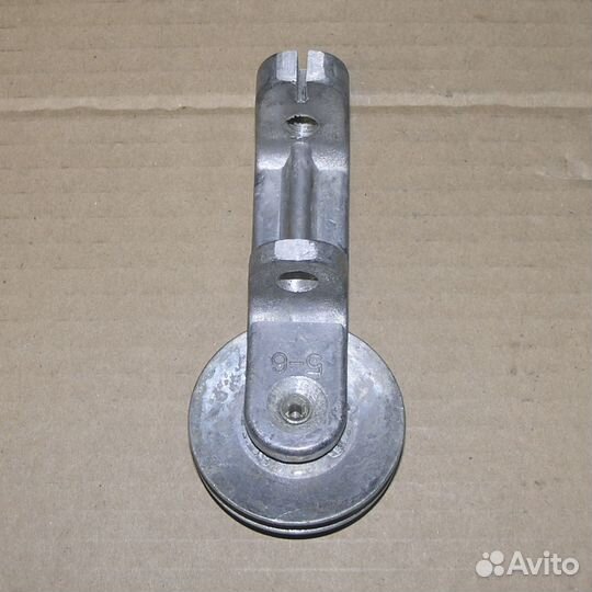 Ролик стеклоподъемника маз нижний в сборе с кроншт