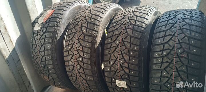 Bridgestone Blizzak Spike-02 SUV 235/55 R17 103T