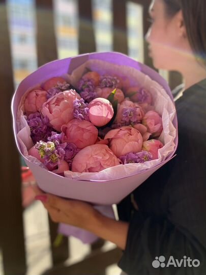 Нежный Букет из 15 пионов и 10 маттиолы