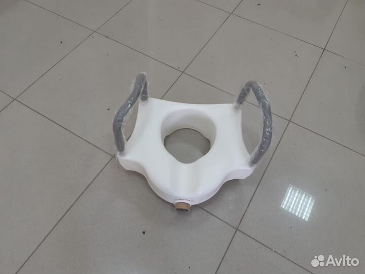 Насадка на унитаз с поручнями