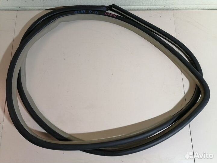 Уплотнитель двери передний левый Toyota Corolla