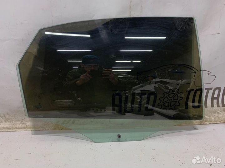 Стекло двери заднее правое Volkswagen Polo sedan