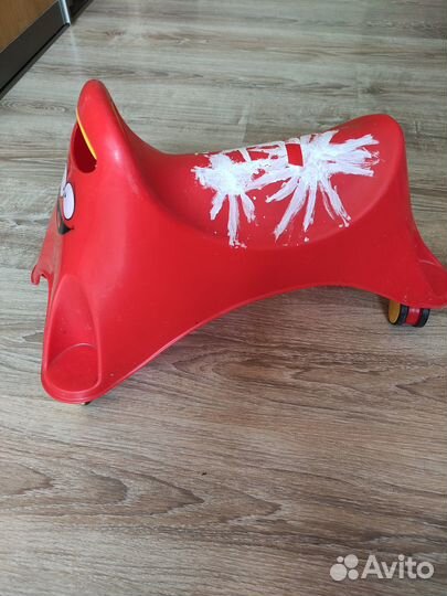 Каталка машинка с поворотными колесами