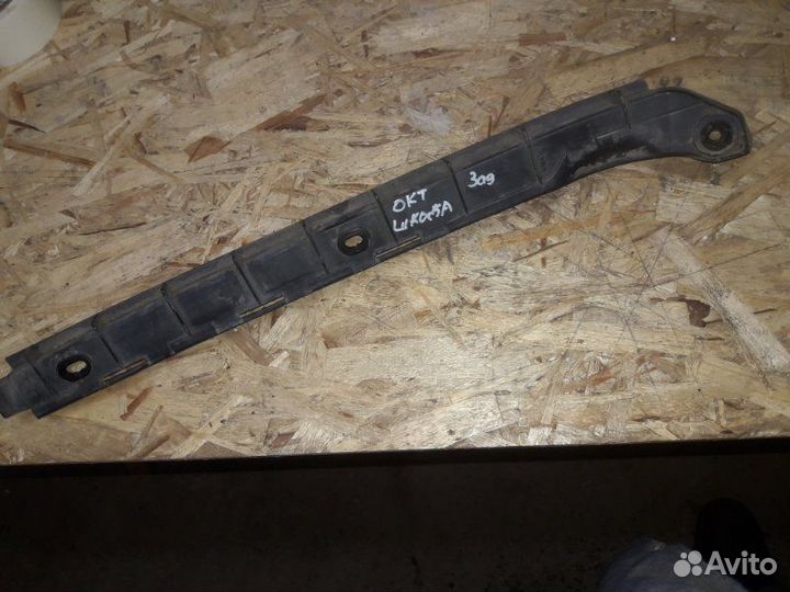 Кронштейн задний правый Skoda Octavia A5 BUD 2011