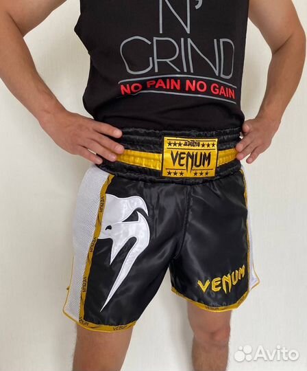 Тайские шорты Venum черный-белый-золотой