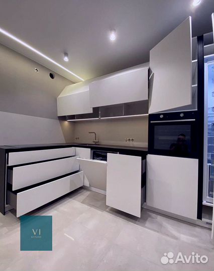 Кухня встроенная светлая