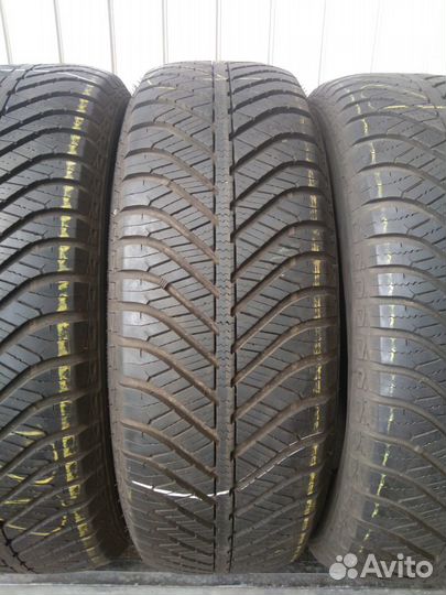 Goodyear Vector 4Seasons 215/60 R17