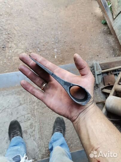 Топор цельнокованый, прошивной. Металл - рельса