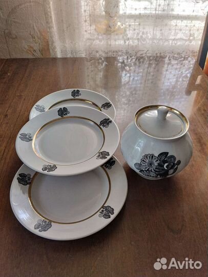 Часть столового сервиза Дулево
