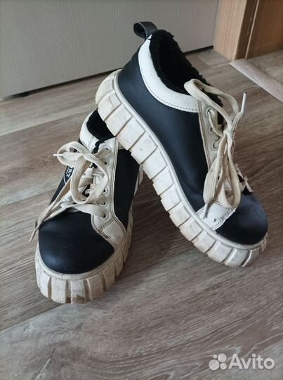 Кроссовки женские