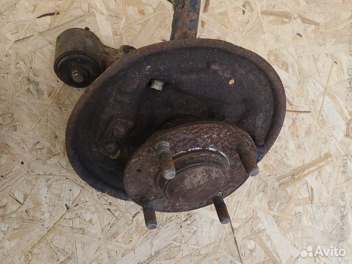 Поворотный кулак задний Hyundai Lantra J2 95-99