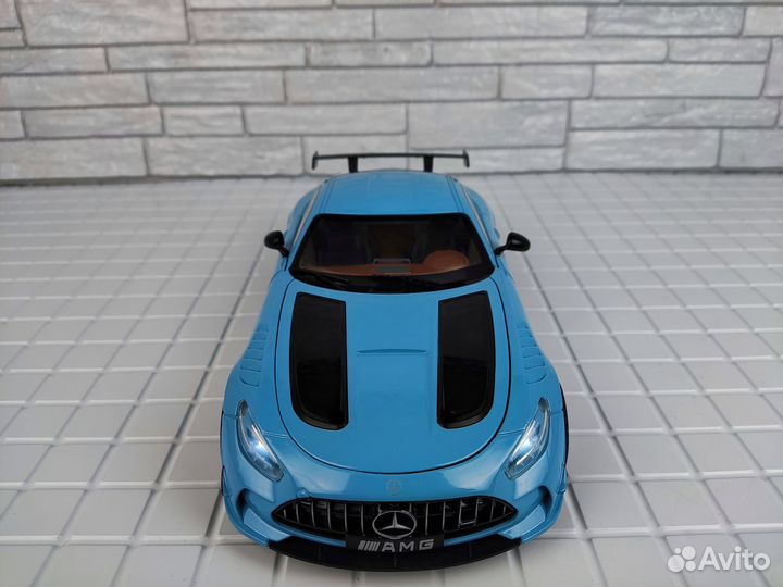 Машинка коллекционная Mercedes-Benz AMG GT R blue