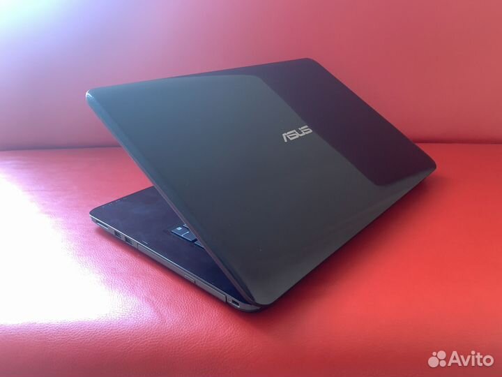 Ноутбук Asus на 17.3 диагонали, Core i3 и 920MX