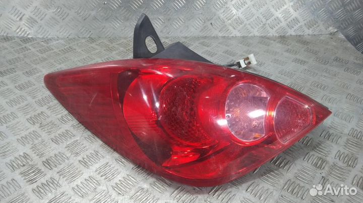 Фонарь Nissan Tiida (2004-2014)