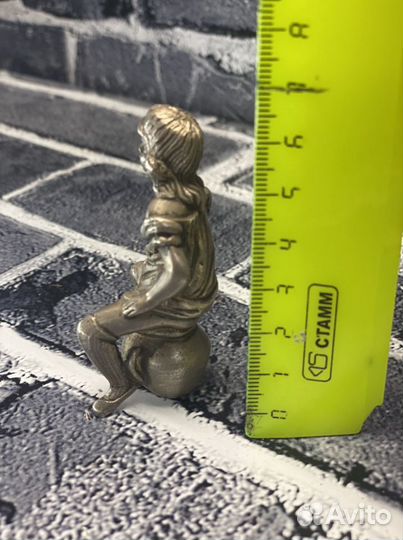 Серебро писующая девушка на горшке