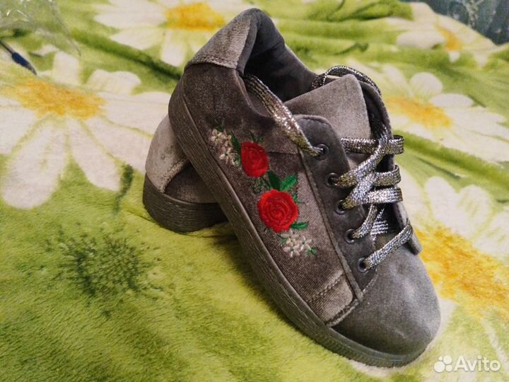 Кроссовки женские