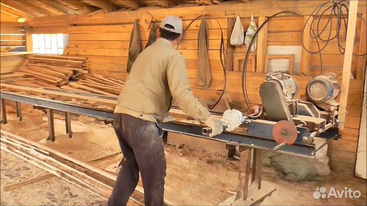 Рабочий в деревообрабатывающий цех
