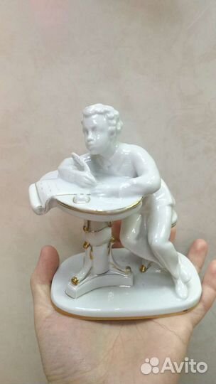 Статуэтка Пушкин А.С. за столом (лфз)