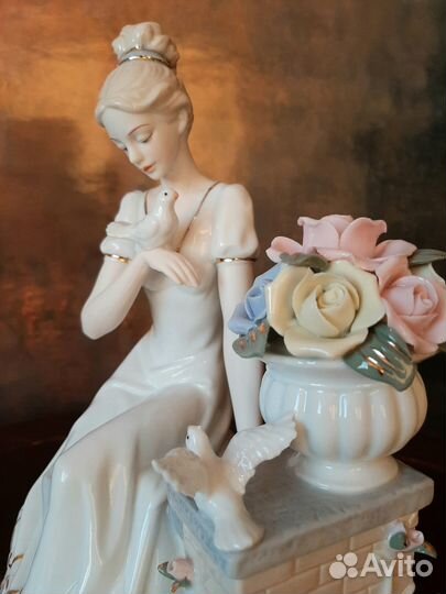 Фарфоровая статуэтка - Девушка на скамейке