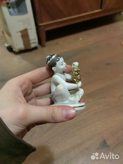 Статуэтка мальчик с виноградом