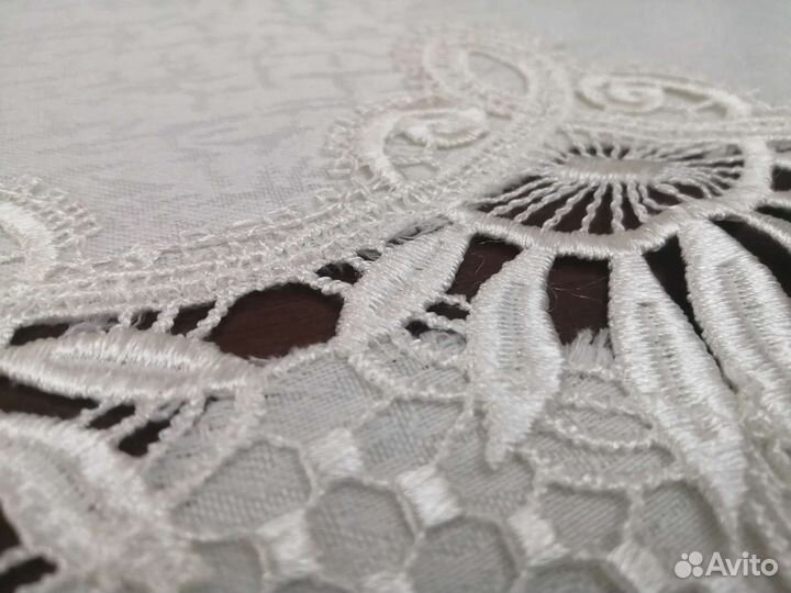 Скатерть праздничная с кружевами