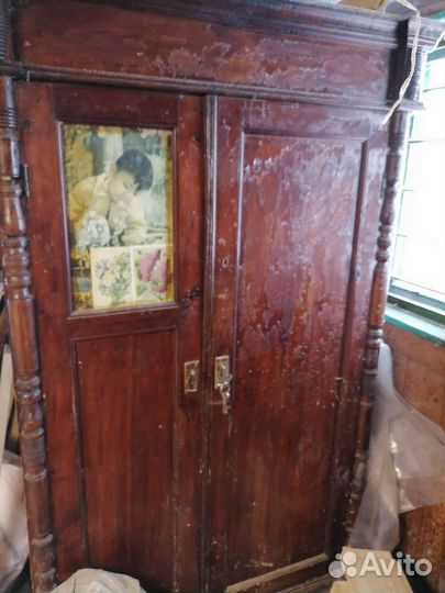 Старинный антикварный шкаф