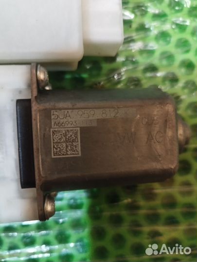 Стеклоподъемник электр. передний правый Volkswagen Polo