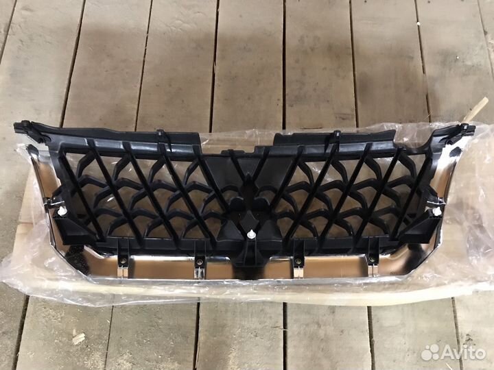 Решетка радиатора Pajero Sport 1