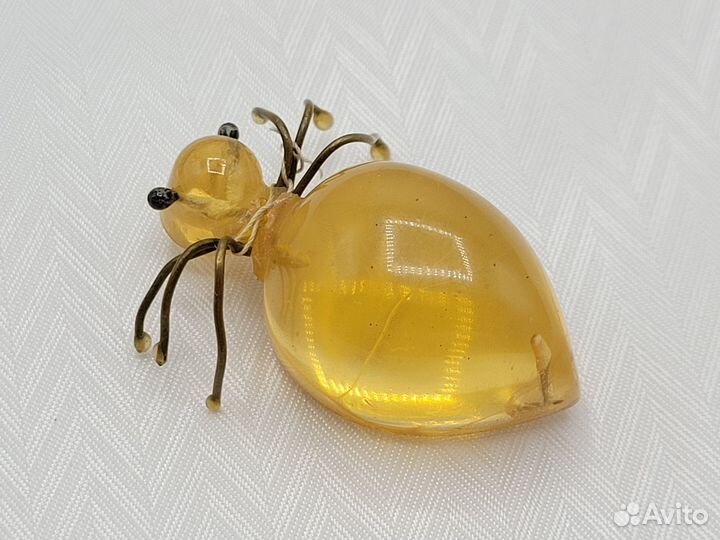 Брошь Паук Жук пластик цвет Янтарь