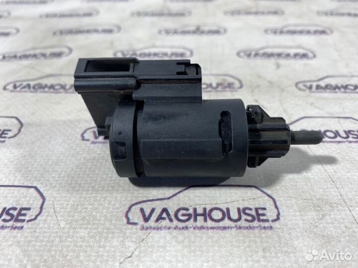 Датчик включения стоп сигнала Porsche Cayenne 955