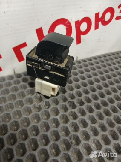 Кнопка стеклоподъемника Nissan Bluebird U14