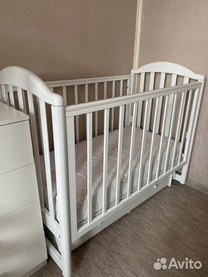 Детская кроватка с маятником Лель