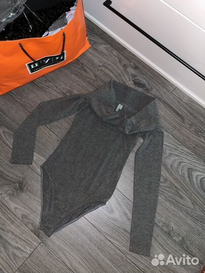 Боди с опушенными плечами