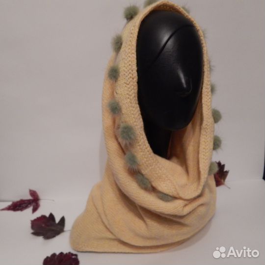 Желтый вязаный шарф-труба с помпонами