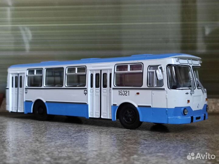Модель автобуса лиаз-677М 1:43 бело-голубой