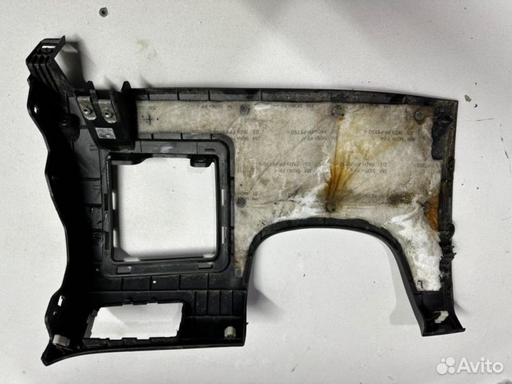 Консоль переднего панеля передний Hyundai Solaris