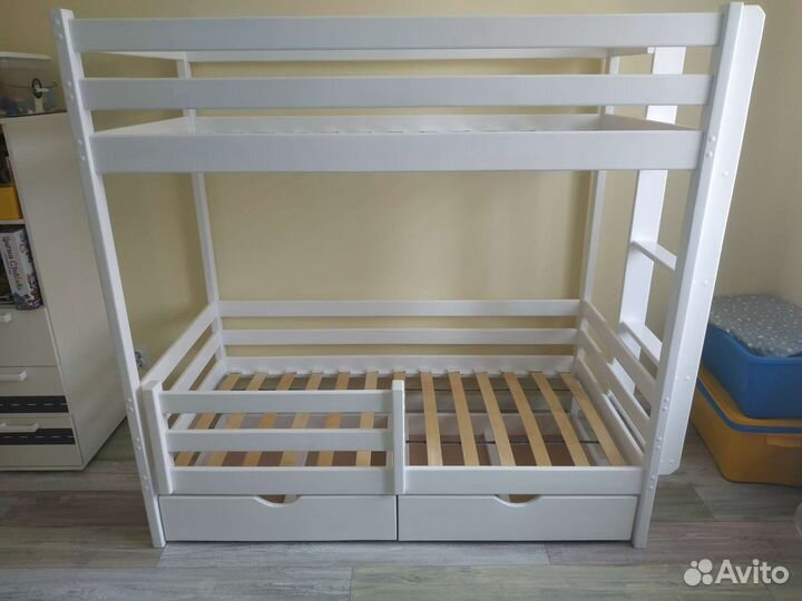 Кровать двухьярусная, массив
