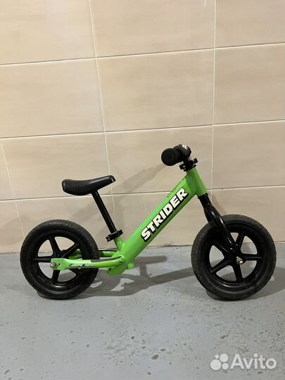 Беговел strider зеленый детский
