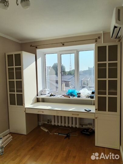 Письменный стол у окна со шкафом